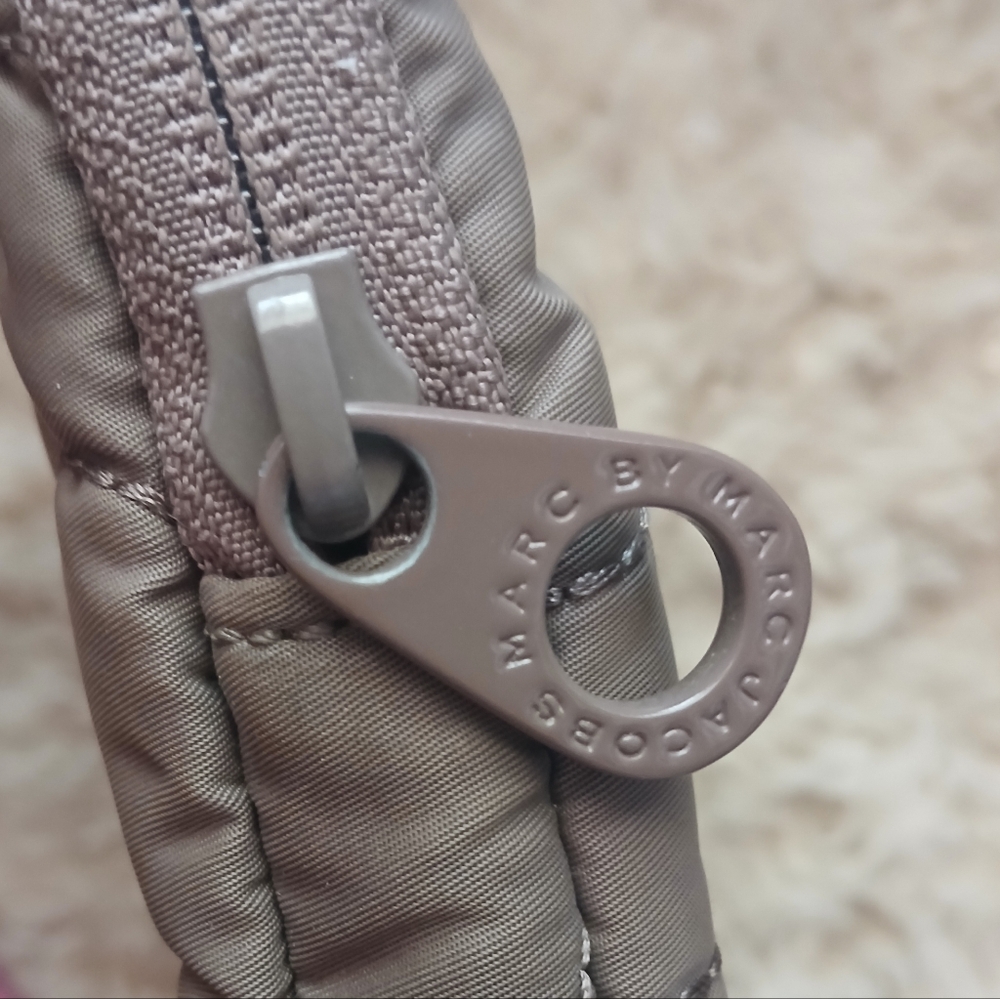 💎 Marc by Marc Jacobs Quilted Tablet Sleeve in Gray Taupe Padded - Picture 3 of 7
